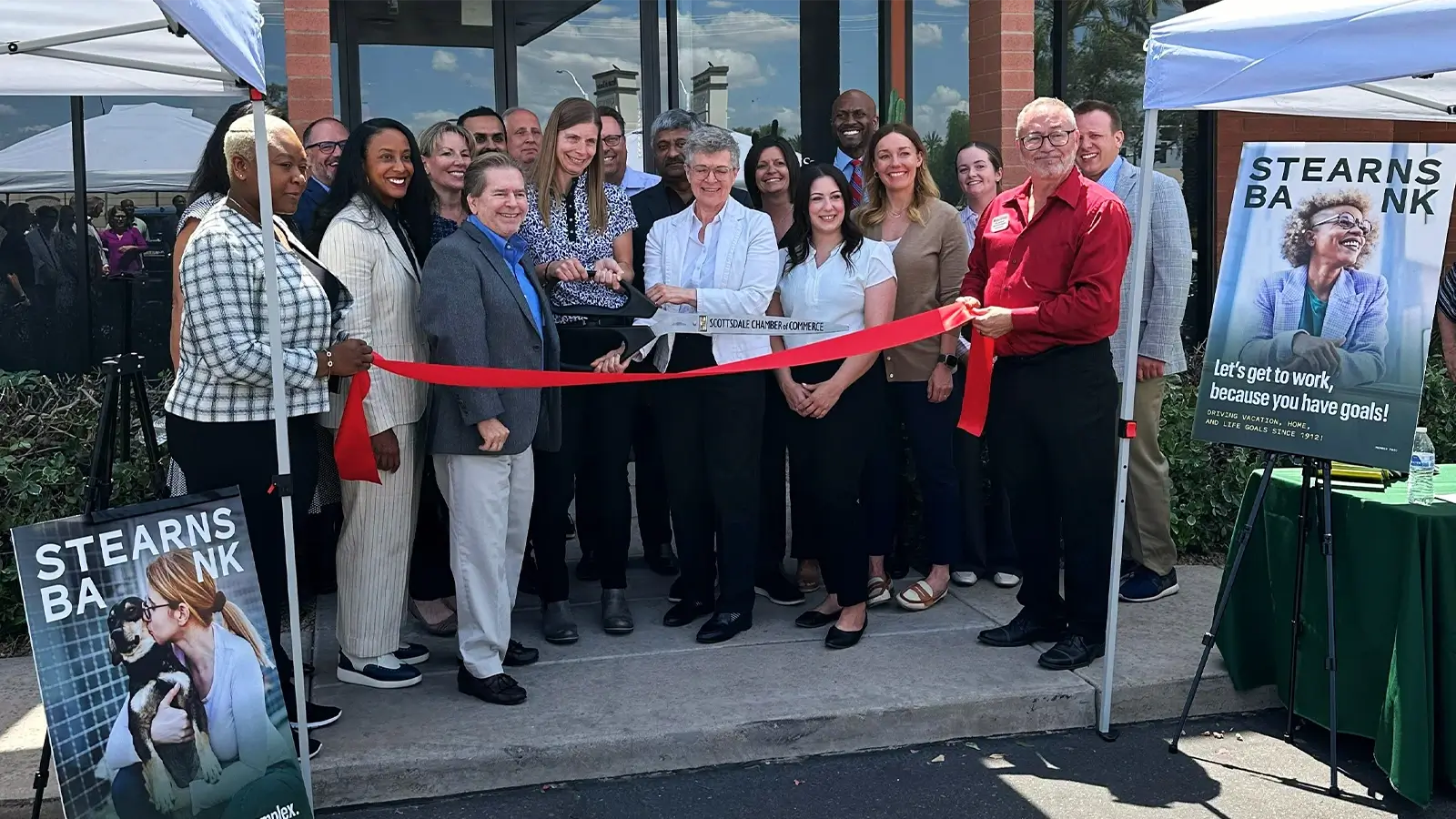 ribbon cutting ceremony for Stearns Bank.